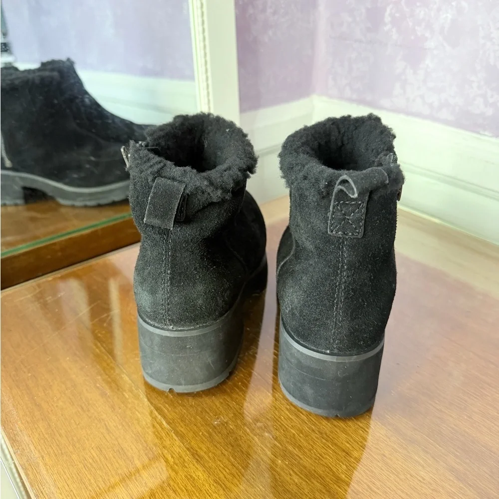 UGG SZ 37 Black Suede Sherpa Boots w Side Zip and platform heel.